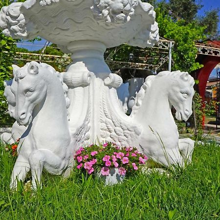 Villa Fofo - Beautiful Sea Front Villa With 650M2 Garden Nea Kallikrateia Экстерьер фото