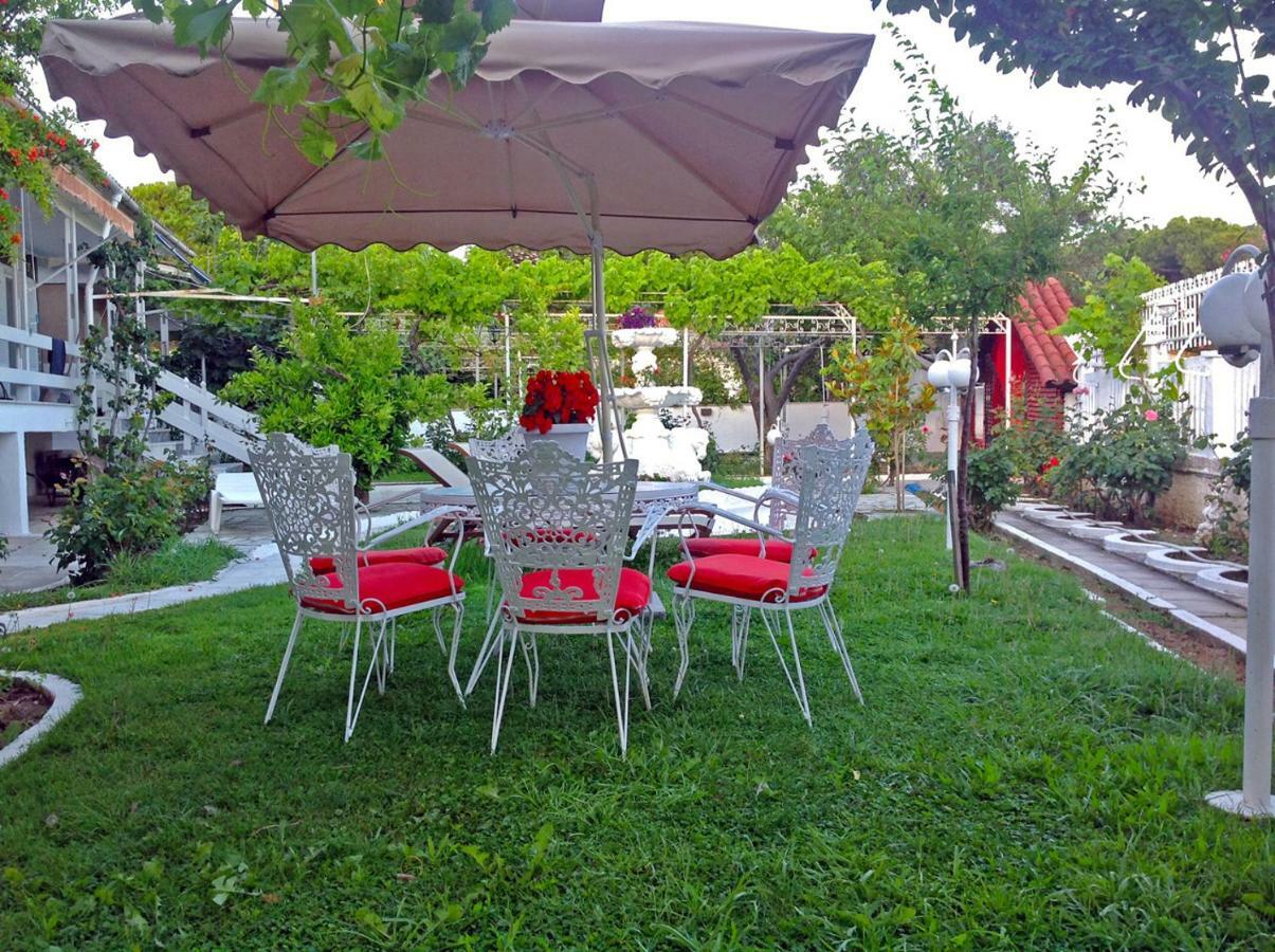Villa Fofo - Beautiful Sea Front Villa With 650M2 Garden Nea Kallikrateia Экстерьер фото