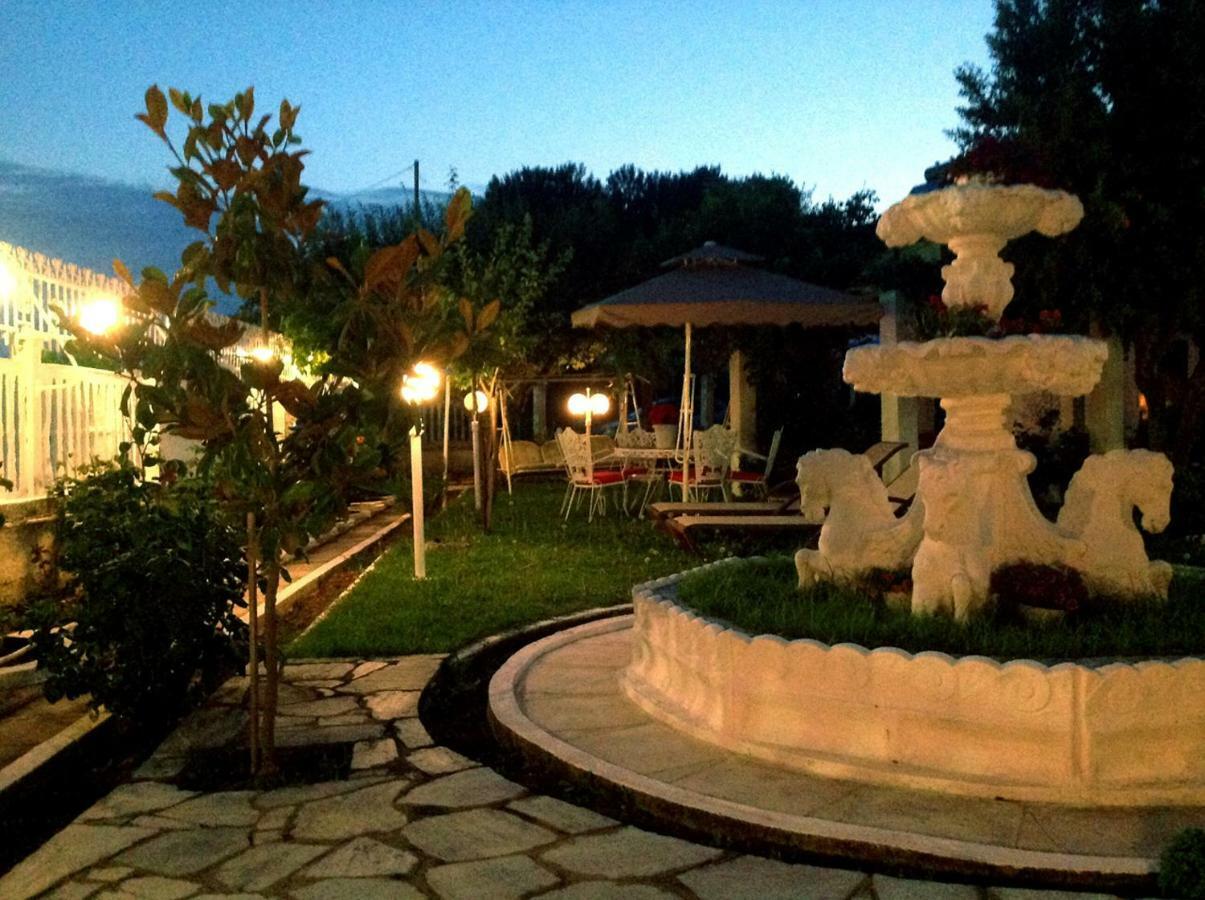 Villa Fofo - Beautiful Sea Front Villa With 650M2 Garden Nea Kallikrateia Экстерьер фото