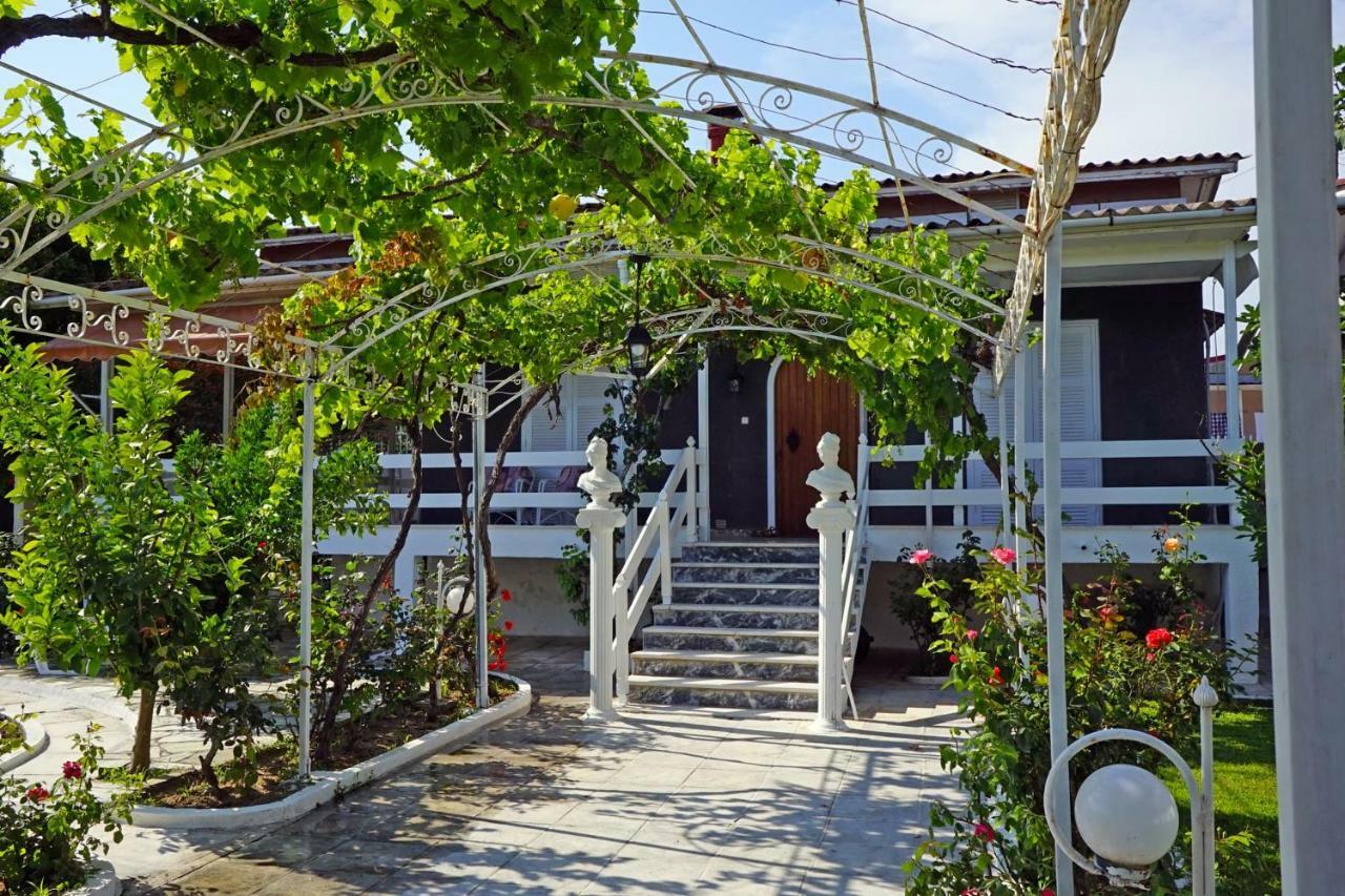 Villa Fofo - Beautiful Sea Front Villa With 650M2 Garden Nea Kallikrateia Экстерьер фото