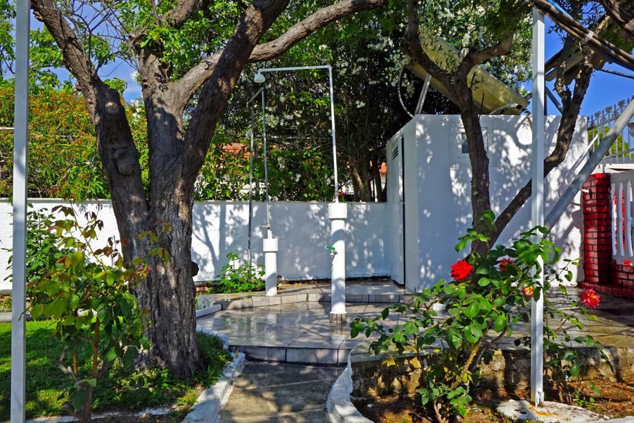 Villa Fofo - Beautiful Sea Front Villa With 650M2 Garden Nea Kallikrateia Экстерьер фото