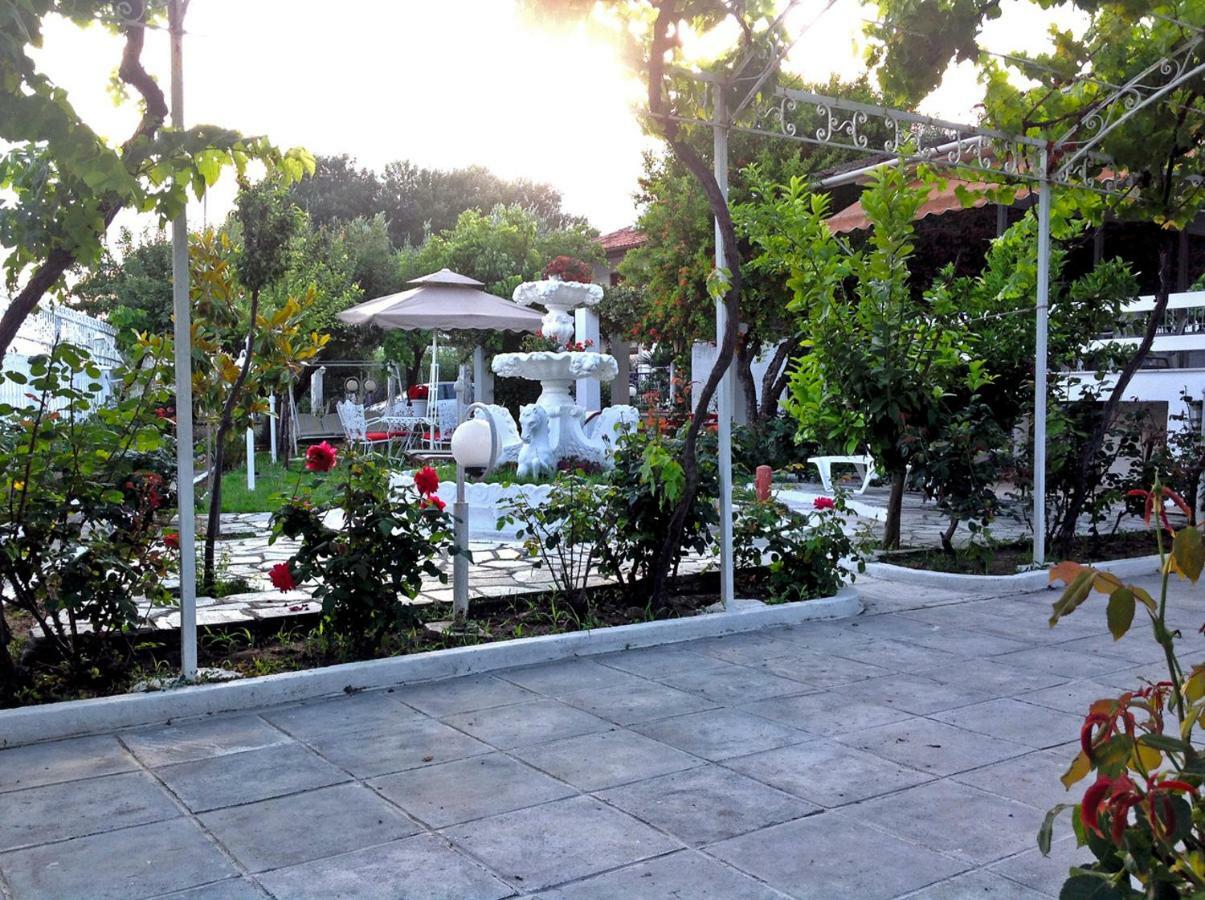 Villa Fofo - Beautiful Sea Front Villa With 650M2 Garden Nea Kallikrateia Экстерьер фото