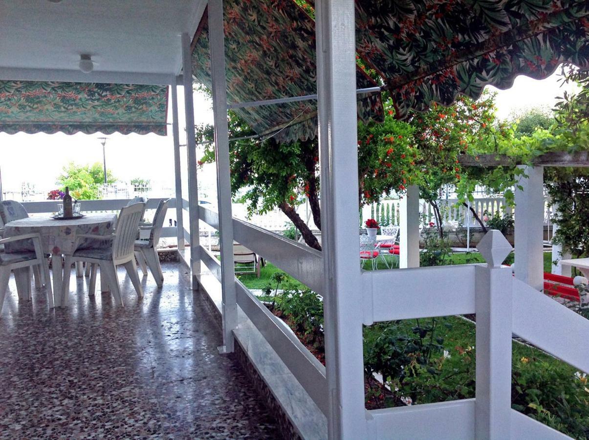 Villa Fofo - Beautiful Sea Front Villa With 650M2 Garden Nea Kallikrateia Экстерьер фото