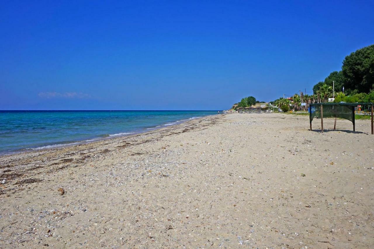Villa Fofo - Beautiful Sea Front Villa With 650M2 Garden Nea Kallikrateia Экстерьер фото