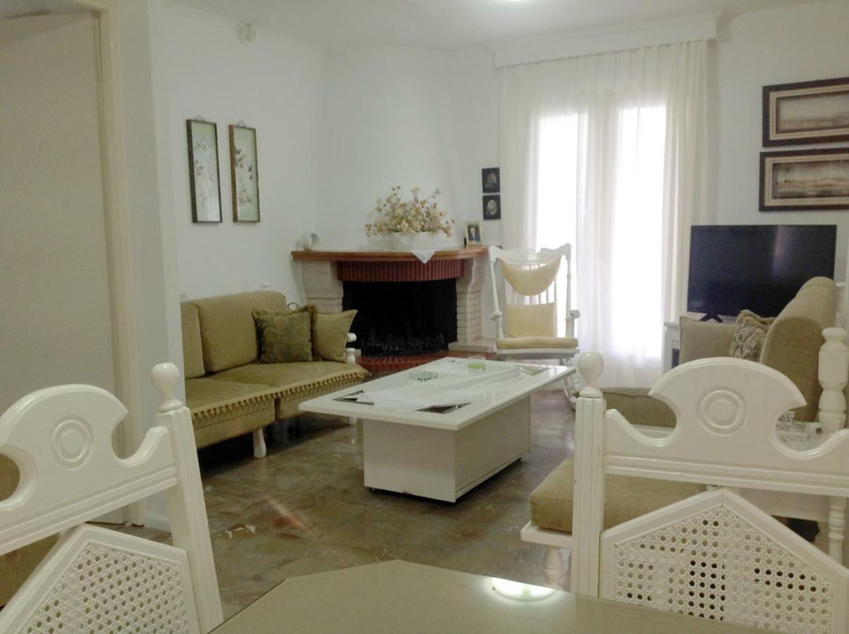 Villa Fofo - Beautiful Sea Front Villa With 650M2 Garden Nea Kallikrateia Экстерьер фото