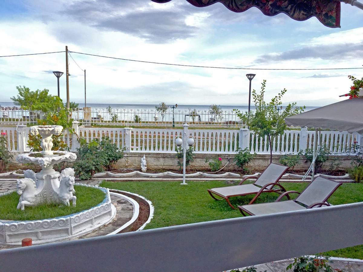 Villa Fofo - Beautiful Sea Front Villa With 650M2 Garden Nea Kallikrateia Экстерьер фото